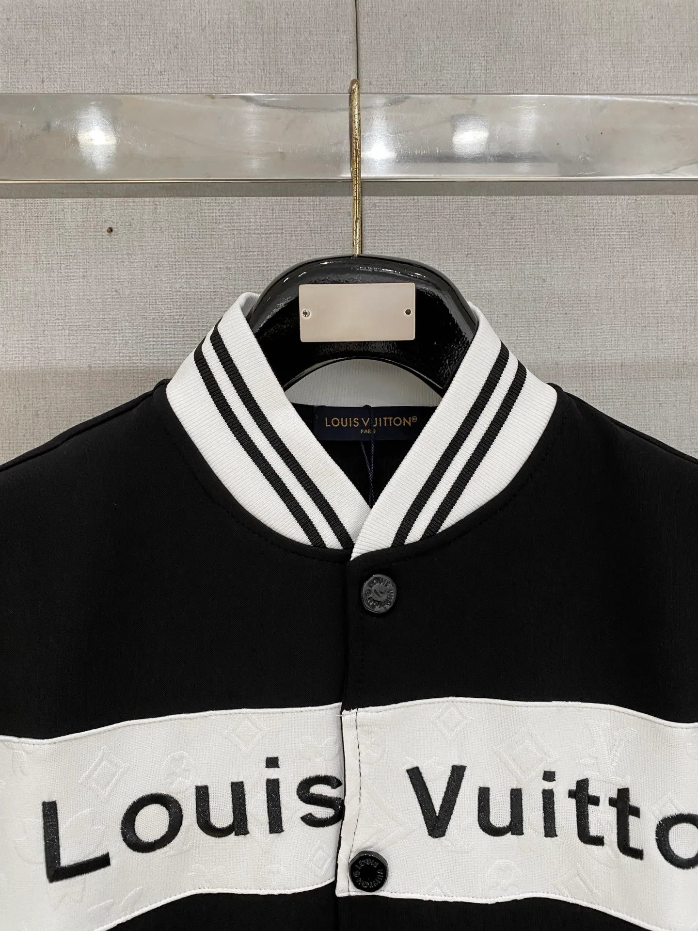 🅿️720 LV hot-selling suit is coming. Focus on the original version of the official website. 2025 new hot-selling cardigan suit. The original order is the best. 🇭🇰The meticulous work of top designers. It has a fitting and perfect upper body effect. All-natural high-quality Tencel Roman cotton 100%, close-fitting comfort, noble and elegant! Original hardware embodies elegance and nobility! Counter size: M-3XL (maximum wear up to 190 pounds)